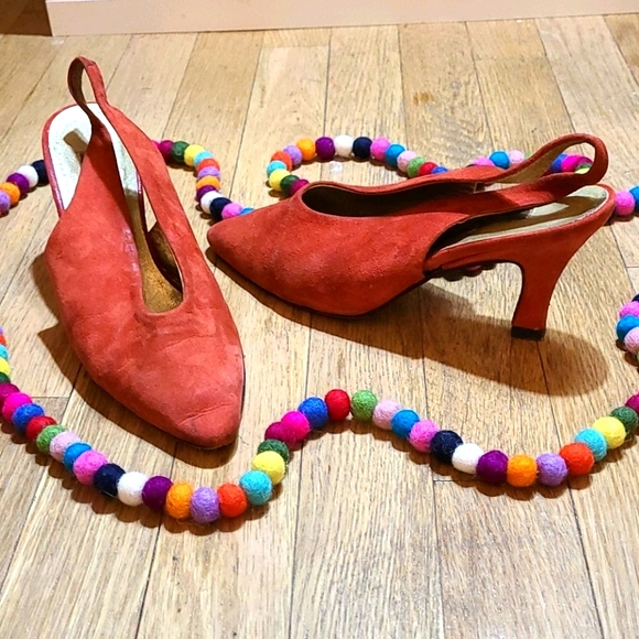 Bloomingdale's Shoes - 🧡2/$30🧡Kitten Heel Slingback